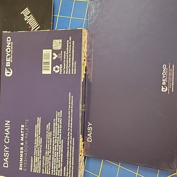 Beyond Eyeshadow Palette - Vibrant 18 Color Collection New In Box - Picture 3 of 7